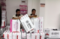 Miércoles 4 de julio del 2012.Tuxtla Gutiérrez, Chiapas. Las actividades del IEPC-Chiapas continúan esta mañana cuando un grupo de personas de Mazatán esperan afuera de estas instalaciones mientras se lleva a cabo el cotejo, escrutinio y conteo de votos d Miércoles 4 de julio del 2012.Tuxtla Gutiérrez, Chiapas. Las actividades del IEPC-Chiapas continúan esta mañana cuando un grupo de personas de Mazatán esperan afuera de estas instalaciones mientras se lleva a cabo el cotejo, escrutinio y conteo de votos d