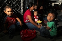 Viernes 27 de diciembre del 2013. Las familias en situación de pobreza reciben alimentos y  despensas del Banco de Alimentos del Centro de Chiapas Maná (Asociación Mexicana de Bancos de Alimentos) quien rescata los productos alimentarios directamente de l