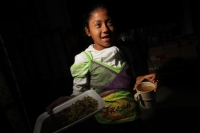 Viernes 27 de diciembre del 2013. Las familias en situación de pobreza reciben alimentos y  despensas del Banco de Alimentos del Centro de Chiapas Maná (Asociación Mexicana de Bancos de Alimentos) quien rescata los productos alimentarios directamente de l