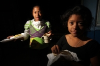 Viernes 27 de diciembre del 2013. Las familias en situación de pobreza reciben alimentos y  despensas del Banco de Alimentos del Centro de Chiapas Maná (Asociación Mexicana de Bancos de Alimentos) quien rescata los productos alimentarios directamente de l