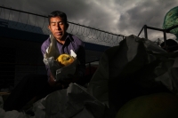 Viernes 27 de diciembre del 2013. Las familias en situación de pobreza reciben alimentos y  despensas del Banco de Alimentos del Centro de Chiapas Maná (Asociación Mexicana de Bancos de Alimentos) quien rescata los productos alimentarios directamente de l