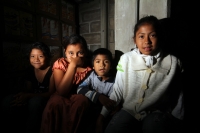 Viernes 27 de diciembre del 2013. Las familias en situación de pobreza reciben alimentos y  despensas del Banco de Alimentos del Centro de Chiapas Maná (Asociación Mexicana de Bancos de Alimentos) quien rescata los productos alimentarios directamente de l
