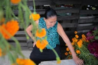 20232028. Chiapa de Corzo. Doña Imelda se gana la vida vendiendo flores de temporada a orillas de la carretera hacia la Presa La Angostura.