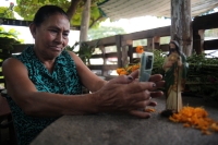 20232028. Chiapa de Corzo. Doña Imelda se gana la vida vendiendo flores de temporada a orillas de la carretera hacia la Presa La Angostura.