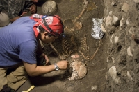 Montaño-Bachand-INAH / Arqueólogos del INAH dan a conocer los nuevos descubrimientos del montículo 11 de Chiapa de Corzo, donde se descubre una cámara funeraria de elite y las ofrendas del lugar.