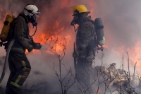 Domingo 31 de enero del 2016. Tuxtla Gutiérrez. Elementos del cuerpo de Bomberos de la capital del estado de Chiapas intentan controlar un fuerte incendio en provocado en un taller mecánico en el sur de esta ciudad del sureste de México.