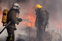 Domingo 31 de enero del 2016. Tuxtla Gutiérrez. Elementos del cuerpo de Bomberos de la capital del estado de Chiapas intentan controlar un fuerte incendio en provocado en un taller mecánico en el sur de esta ciudad del sureste de México.