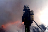 Domingo 31 de enero del 2016. Tuxtla Gutiérrez. Elementos del cuerpo de Bomberos de la capital del estado de Chiapas intentan controlar un fuerte incendio en provocado en un taller mecánico en el sur de esta ciudad del sureste de México.
