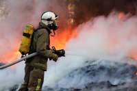 Domingo 31 de enero del 2016. Tuxtla Gutiérrez. Elementos del cuerpo de Bomberos de la capital del estado de Chiapas intentan controlar un fuerte incendio en provocado en un taller mecánico en el sur de esta ciudad del sureste de México.