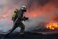 Domingo 31 de enero del 2016. Tuxtla Gutiérrez. Elementos del cuerpo de Bomberos de la capital del estado de Chiapas intentan controlar un fuerte incendio en provocado en un taller mecánico en el sur de esta ciudad del sureste de México.