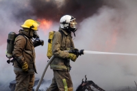 Domingo 31 de enero del 2016. Tuxtla Gutiérrez. Elementos del cuerpo de Bomberos de la capital del estado de Chiapas intentan controlar un fuerte incendio en provocado en un taller mecánico en el sur de esta ciudad del sureste de México.