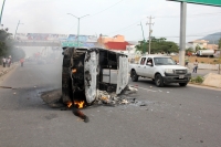 Miércoles 3 de junio del 2015. Tuxtla Gutiérrez. Dos automóviles de CFE y del INE arden durante las protestas del Movimiento Magisterial en la entrada poniente de la capital del estado de Chiapas.