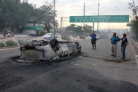 Miércoles 3 de junio del 2015. Tuxtla Gutiérrez. Dos automóviles de CFE y del INE arden durante las protestas del Movimiento Magisterial en la entrada poniente de la capital del estado de Chiapas.