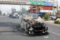 Miércoles 3 de junio del 2015. Tuxtla Gutiérrez. Dos automóviles de CFE y del INE arden durante las protestas del Movimiento Magisterial en la entrada poniente de la capital del estado de Chiapas.