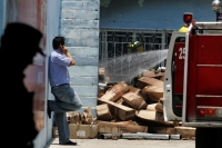 Un incendio causa pérdidas económicas y la destrucción de equipamiento de cocinas que serian entregadas por el programa Chiapas Solidario, este medio día en la ciudad de Tuxtla Gutiérrez.