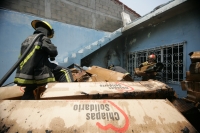 Un incendio causa pérdidas económicas y la destrucción de equipamiento de cocinas que serian entregadas por el programa Chiapas Solidario, este medio día en la ciudad de Tuxtla Gutiérrez.