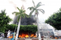 Mayo del 2015. Tuxtla Gutiérrez. Durante la jornada de incendios de edificios de partidos políticos del Movimiento Magisterial.