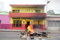 Mayo del 2015. Tuxtla Gutiérrez. Durante la jornada de incendios de edificios de partidos políticos del Movimiento Magisterial.