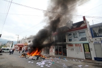 Mayo del 2015. Tuxtla Gutiérrez. Durante la jornada de incendios de edificios de partidos políticos del Movimiento Magisterial.