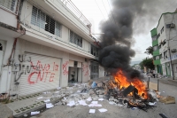 Mayo del 2015. Tuxtla Gutiérrez. Durante la jornada de incendios de edificios de partidos políticos del Movimiento Magisterial.