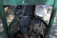 Viernes 10 de noviembre del 2017. Tuxtla Gutiérrez. Un indigente busca algún alimento en los botes de la basura de la plaza central de la ciudad.