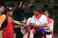Miércoles 23 de febrero. Un grupo de indigenas recorre la Plaza Central de la ciudad.