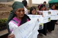 Lunes 2 de mayo del 2016. Tuxtla Gutiérrez. Familiares de los vendedores ambulantes detenidos durante los enfrentamientos en el congreso local, piden la liberación de los indígenas quienes fueron detenidos al ser confundidos con quienes se enfrentaron con