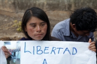 Lunes 2 de mayo del 2016. Tuxtla Gutiérrez. Familiares de los vendedores ambulantes detenidos durante los enfrentamientos en el congreso local, piden la liberación de los indígenas quienes fueron detenidos al ser confundidos con quienes se enfrentaron con