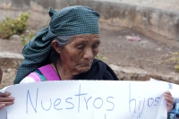 Lunes 2 de mayo del 2016. Tuxtla Gutiérrez. Familiares de los vendedores ambulantes detenidos durante los enfrentamientos en el congreso local, piden la liberación de los indígenas quienes fueron detenidos al ser confundidos con quienes se enfrentaron con