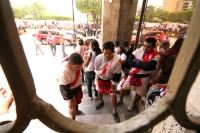 Jueves 2 de agosto del 2012. Tuxtla Gutiérrez, Chiapas. Los indígenas de los altos de Chiapas tienen que seguir esperando atrás de rejas y puertas para ser atendidos en sus demandas ante sus representantes distritales y estatales.