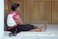 Una indígena duerme al medio día en la entrada de la Catedral de Tuxtla