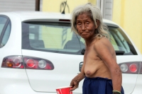 Miércoles 23 de febrero. Una anciana indigente recorre semidesnuda las calles cercanas a la Plaza Central de la ciudad