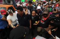 Sábado 7 de enero del 2017. Tuxtla Gutiérrez. El elemento de la PGJE-Chiapas identificado con dos cargadores de balas durante la macha en contra del gasolinazo este medio día.