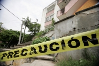 Miércoles 25 de agosto. Habitantes de la colonia Infonavit El Paraíso continúan afectados por las lluvias de la semana pasada las cuales destruyeron el pavimento y dejaron cuarteadoras en varios edificios de esta zona habitacional.