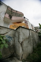 Miércoles 25 de agosto. Habitantes de la colonia Infonavit El Paraíso continúan afectados por las lluvias de la semana pasada las cuales destruyeron el pavimento y dejaron cuarteadoras en varios edificios de esta zona habitacional.