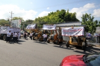 Miércoles  9 de noviembre del 2016. Tuxtla Gutiérrez. Constructores independientes de Chiapas exigen la asignación de obras este medio día bloqueando el bulevar en la entrada del INIFECH
