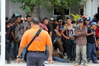 Domingo 12 de junio. Agentes de la PFP logran rescatar a 213 migrantes centro y sudamericanos que viajaban en la parte posterior de un tracto camión el cual fue asegurado en el kilometro 134 de la carretera Ocoscuautla-Las Choapas esta madrugada. Los migr