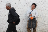 Martes 23 de mayo del 2017. Tuxtla Gutiérrez.  el invidente toma un descanso para refugiarse del calor en los medios días de Tuxtla