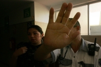 Elementos de vigilancia del Hospital del ISSSTE en Tuxtla tratan de evitar que la paciente Mercedes Carrasco sea entrevistada por los medios de comunicación después de las agresiones sufridas en el municipio de Tonalá