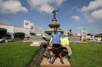 Jueves 6 de octubre del 2016. Tuxtla Gutiérrez. Alan Rodante acompañado de Tequis (TX), el perro rescatado en Tequequistengo, recorren en bicicleta la República Méxicana desde hace varios meses y están ahora en las carreteras chiapanecas entre Tuxtla Guti
