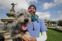 Jueves 6 de octubre del 2016. Tuxtla Gutiérrez. Alan Rodante acompañado de Tequis (TX), el perro rescatado en Tequequistengo, recorren en bicicleta la República Méxicana desde hace varios meses y están ahora en las carreteras chiapanecas entre Tuxtla Guti