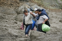 Viernes 3 de diciembre. (especial 40 fotos) El deslave de un cerro afecta el puente Ixhuatan afecta a las comunidades de la región obligando a los pobladores a transportarse por veredas y caminos de extravío en las montañas en la Zona Norte del estado de 
