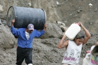 Viernes 3 de diciembre. (especial 40 fotos) El deslave de un cerro afecta el puente Ixhuatan afecta a las comunidades de la región obligando a los pobladores a transportarse por veredas y caminos de extravío en las montañas en la Zona Norte del estado de 