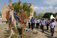 Martes 29 de diciembre del 2015. Chiapa de Corzo. Un grupo musical de la comunidad Ixtapa canta y baila alrededor de un árbol en un costado de la Plaza de Armas en el cual los curiosos afirman ver la imagen de una Virgen, la cual es adorada cada mañana po Martes 29 de diciembre del 2015. Chiapa de Corzo. Un grupo musical de la comunidad Ixtapa canta y baila alrededor de un árbol en un costado de la Plaza de Armas en el cual los curiosos afirman ver la imagen de una Virgen, la cual es adorada cada mañana po