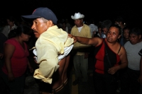 Miércoles 18 de mayo. El saldo de los disturbios de la comunidad de Ixtapa ubicada en las cercanías de la ciudad de Tuxtla Gutiérrez, arrojó al menos cuatro personas lesionadas, un vehículo incendiado, oficinas y papelería destruida en el edificio de la a