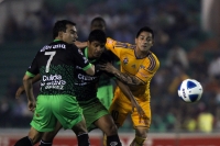 Sábado 15 de febrero del 2014. Tuxtla Gutiérrez. Jaguares de Chiapas y los Tigres durante el partido de esta noche en el estadio Zoque.