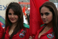 Las bellas porristas sonríen coquetamente a la lente durante el partido entre Jaguares de Chiapas y el Atlas