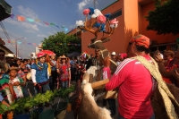 Martes 29 de mayo del 2018. Suchiapa. Jos� Antonio Aguilar Bodegas, candidato de los partidos PRD, PAN y MC para el gobierno del estado de Chiapas convive con los danzantes tradicionales del Calal� esta tarde durante el inicio de la fiesta del Corpus en
