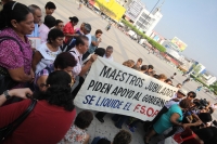 Lunes 13 de abril del 2015. Tuxtla Gutiérrez. Maestros jubilados protestan en las entradas del edificio de la administración estatal para exigir que les sean entregados los recursos del fondo de pensiones que Chiapas les adeuda.