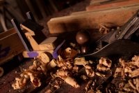 Sábado 2 de enero del 2016. Chiapa de Corzo. En el taller de Don Arturo Guillen, la artesanía y juguetería se elabora de trozos de madera sobrante de la fabricación de muebles, esto sin perder la influencia de la elaboración prehispánica en los artículos 
